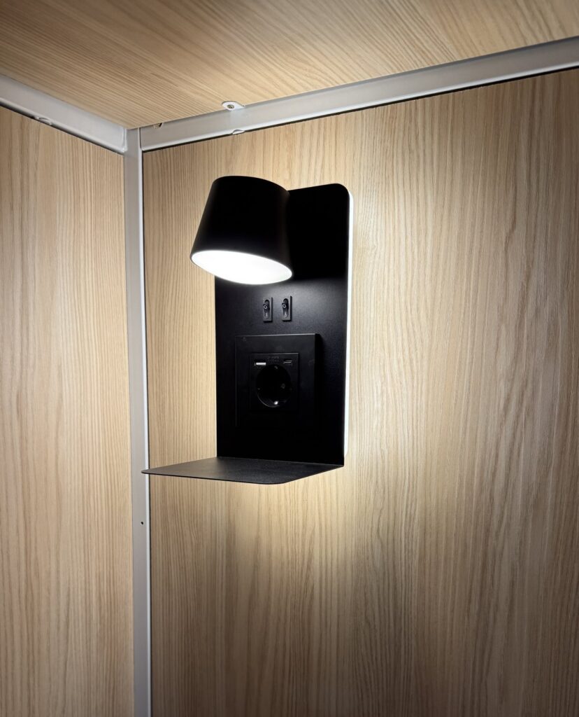 iluminacion-led-litera-hostel-madera