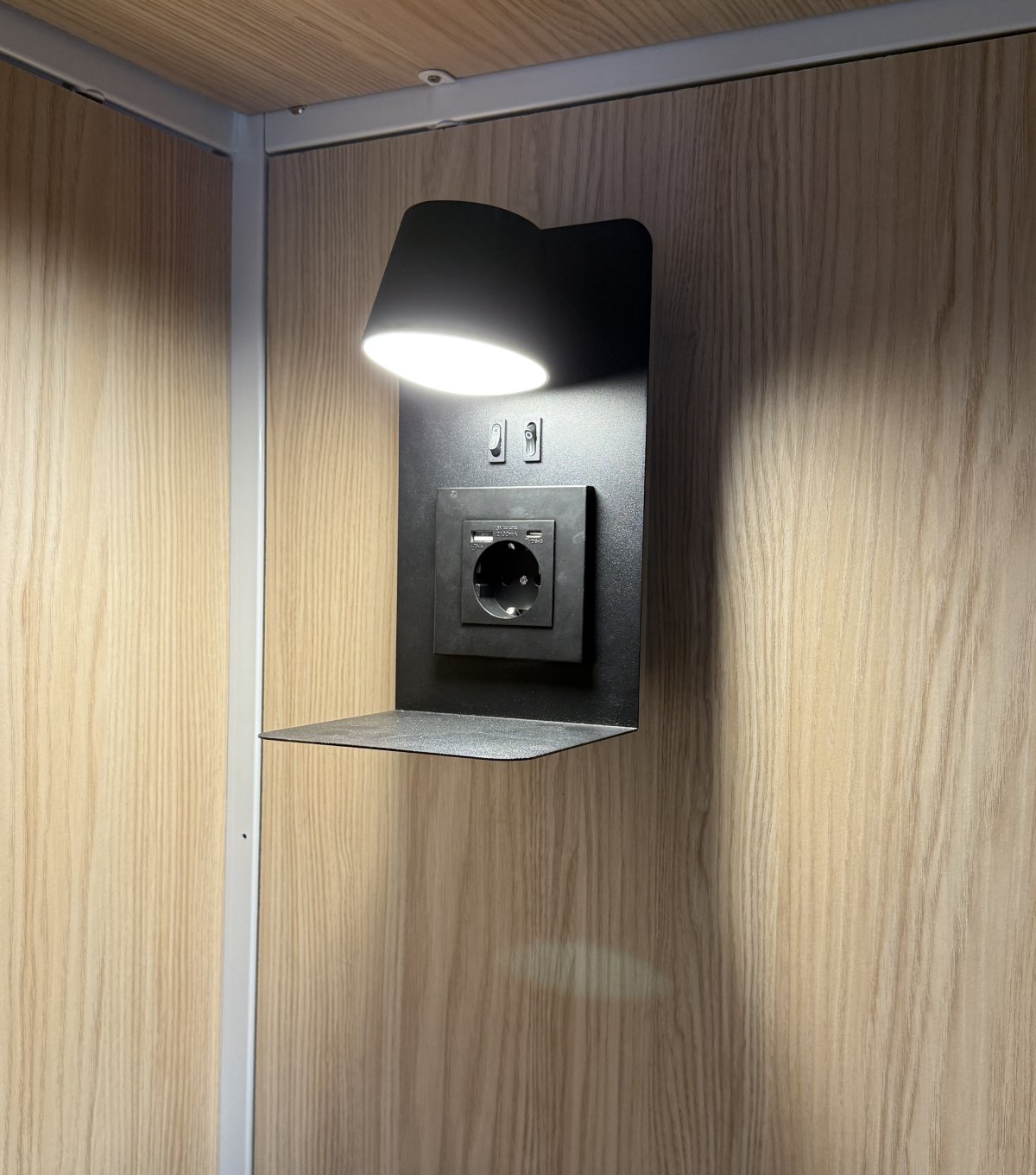 modulo-luz-usb-enchufe-litera-hostel