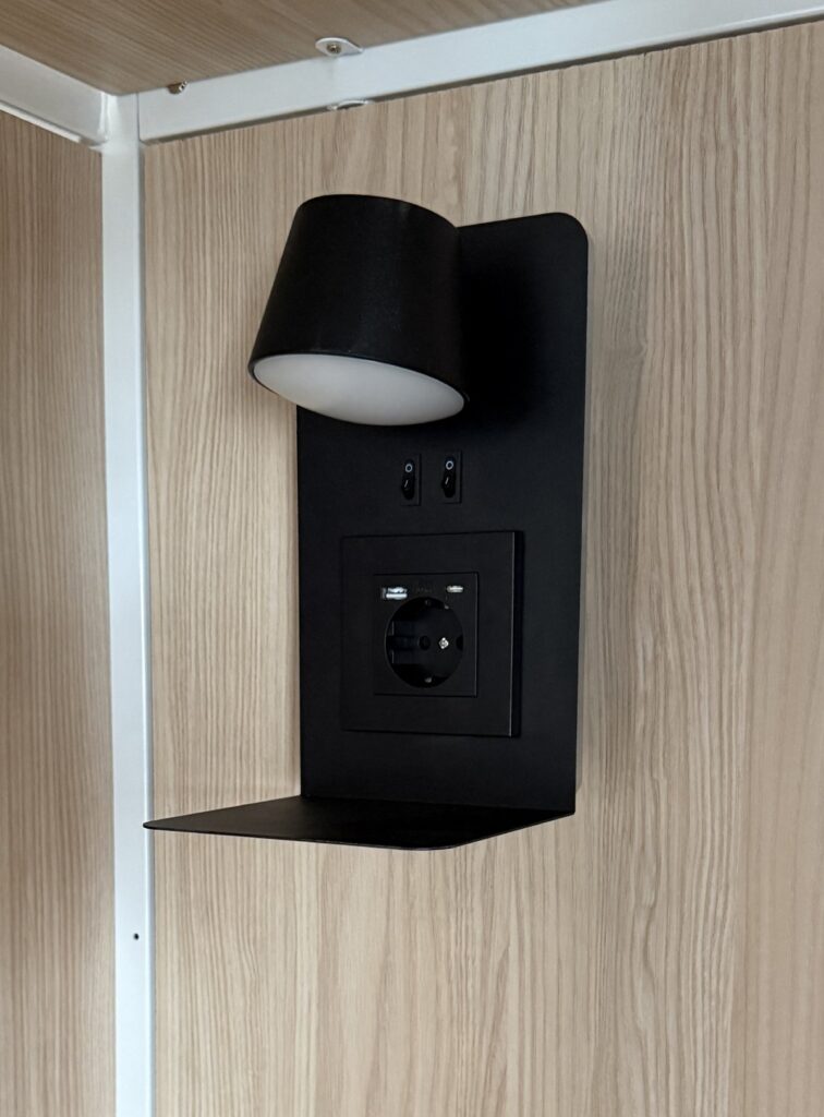 panel-conectividad-litera-hostel-detalle