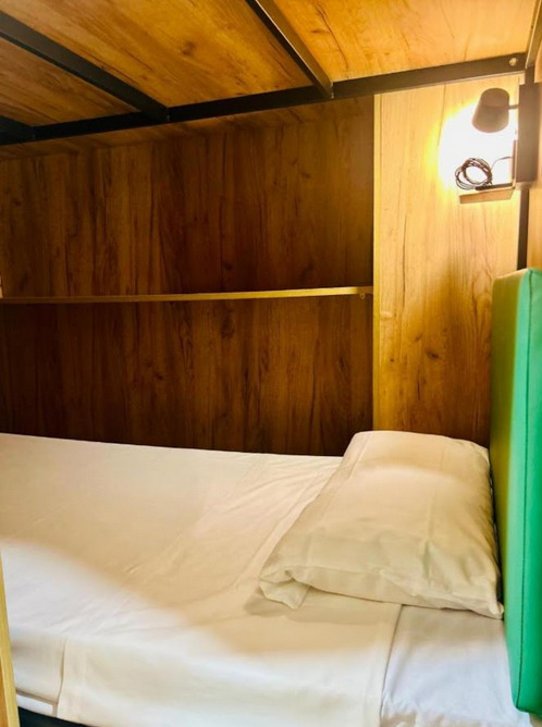 Interior litera cápsula hostel madera