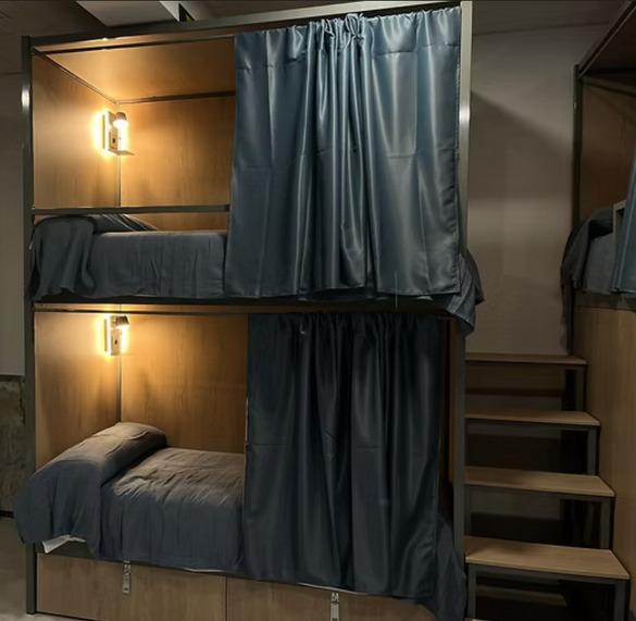 Litera hostel con cortinas de privacidad y luz de lectura