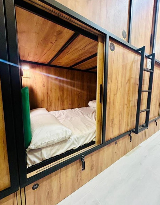 Literas hostel con cortinas satén oscuro