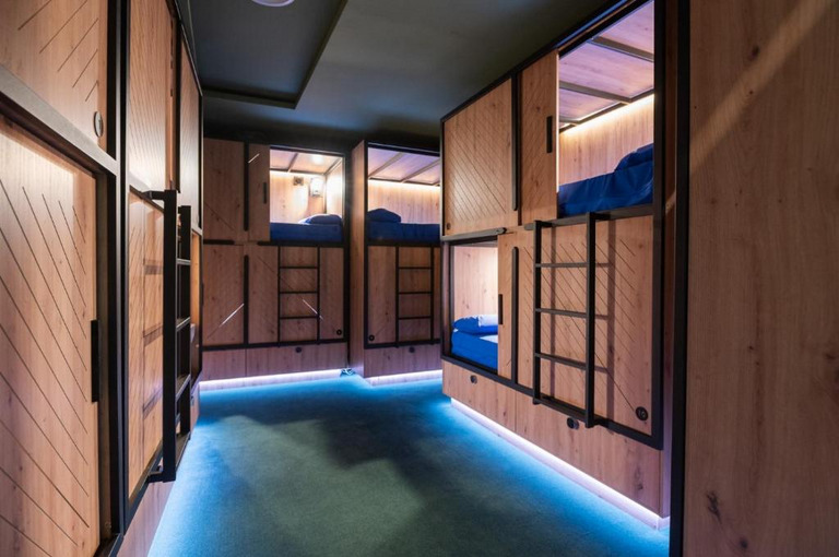 Literas hostel con luz LED en suelo